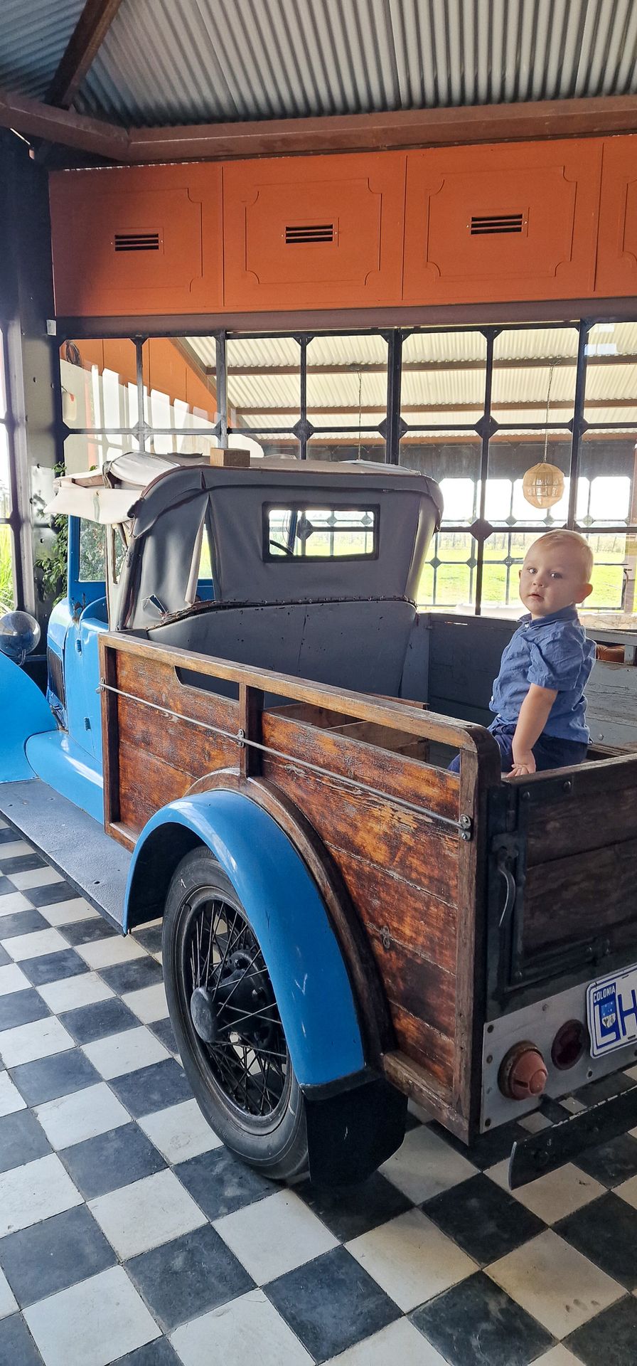 Driver in a vintage blue car at Autos Legendarios Maldonado event